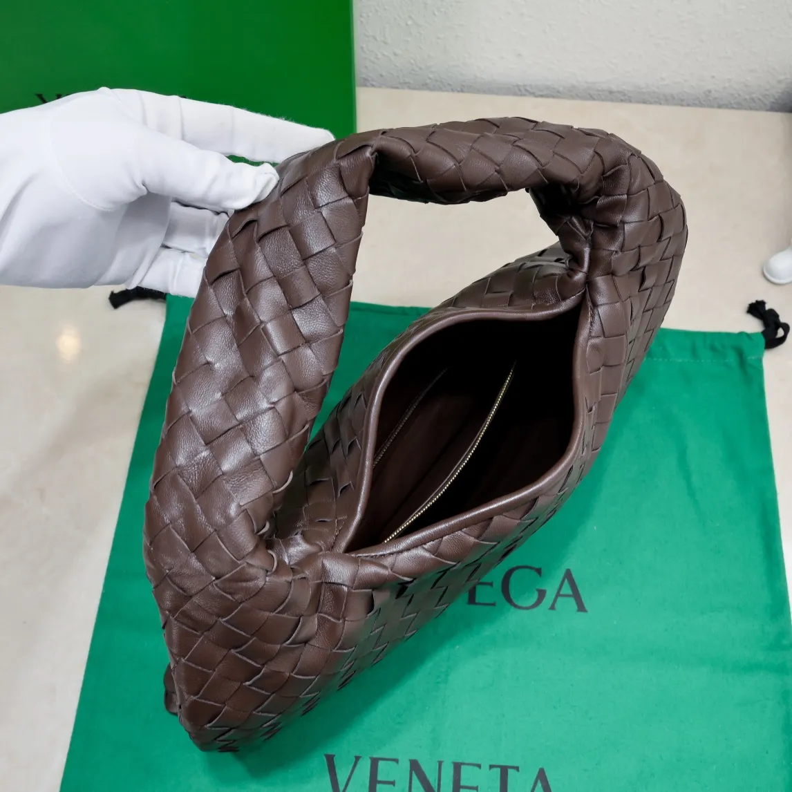 Batch 1860 #Bv new small HOP bag, the bag body and handles are made of a whole piece of woven leather. The bag body is soft and lazy. Hop symbolizes the praise of innovation and eternal craftsmanship [love]. The pyramid silhouette combines practicality and fashion. It is modern and casual. The double-sided closure design of the bag mouth is more convenient and safe! The cowhide texture also makes the bag more wear-resistant and durable. A must-have for fashionable ladies who like minimalism yet comfortable and casual! Size: 41x20.5x7.5, Model: 3966#